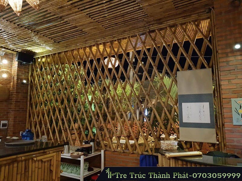 ốp vách ngăn nhà hàng bằng tre trúc